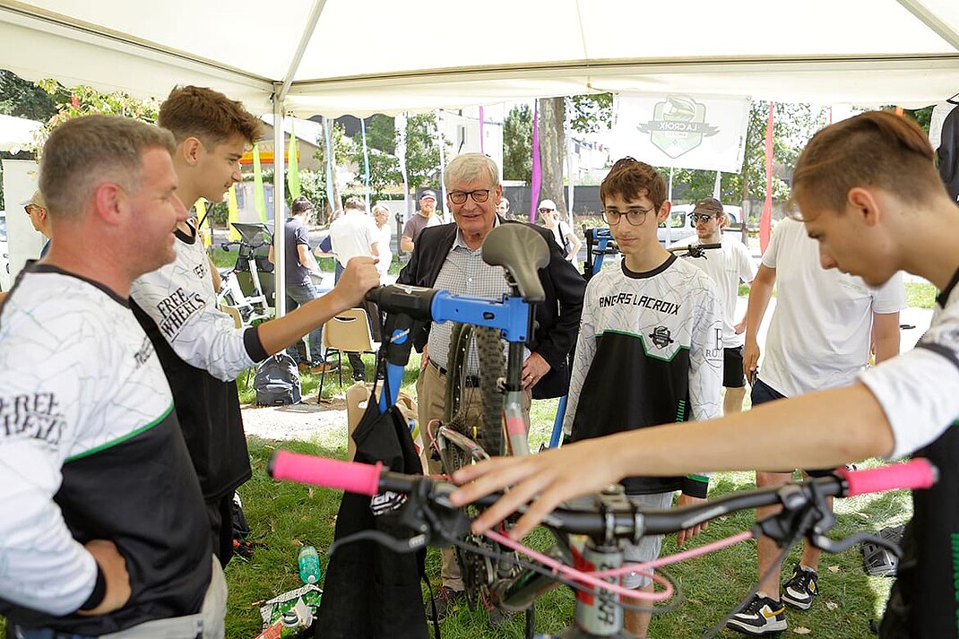 photo du maire visitant un atelier de réparation de vélo
